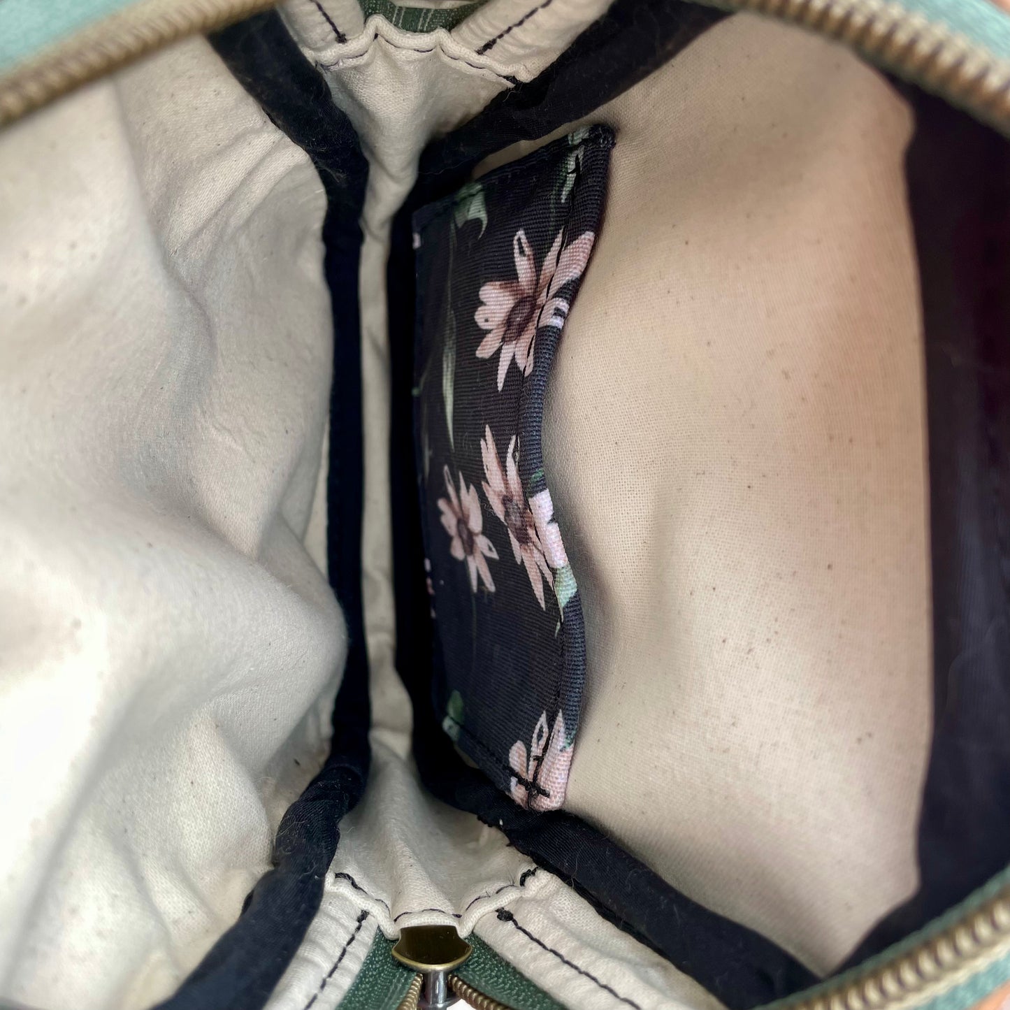 Sac de corps en liège brun pâle au devant en canevas à motif de fleurs.