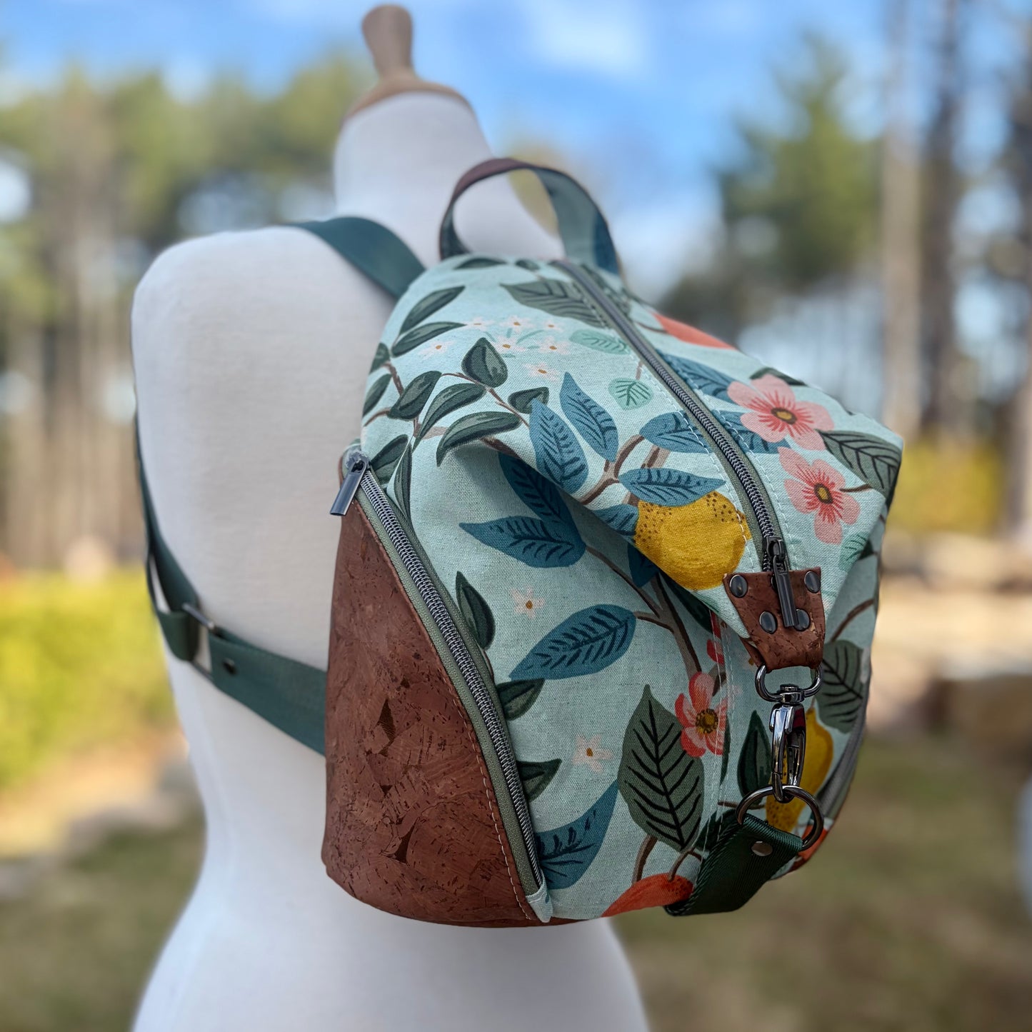 Sac à dos en canevas à motifs de fleurs et d’agrumes et en liège brun pâle.