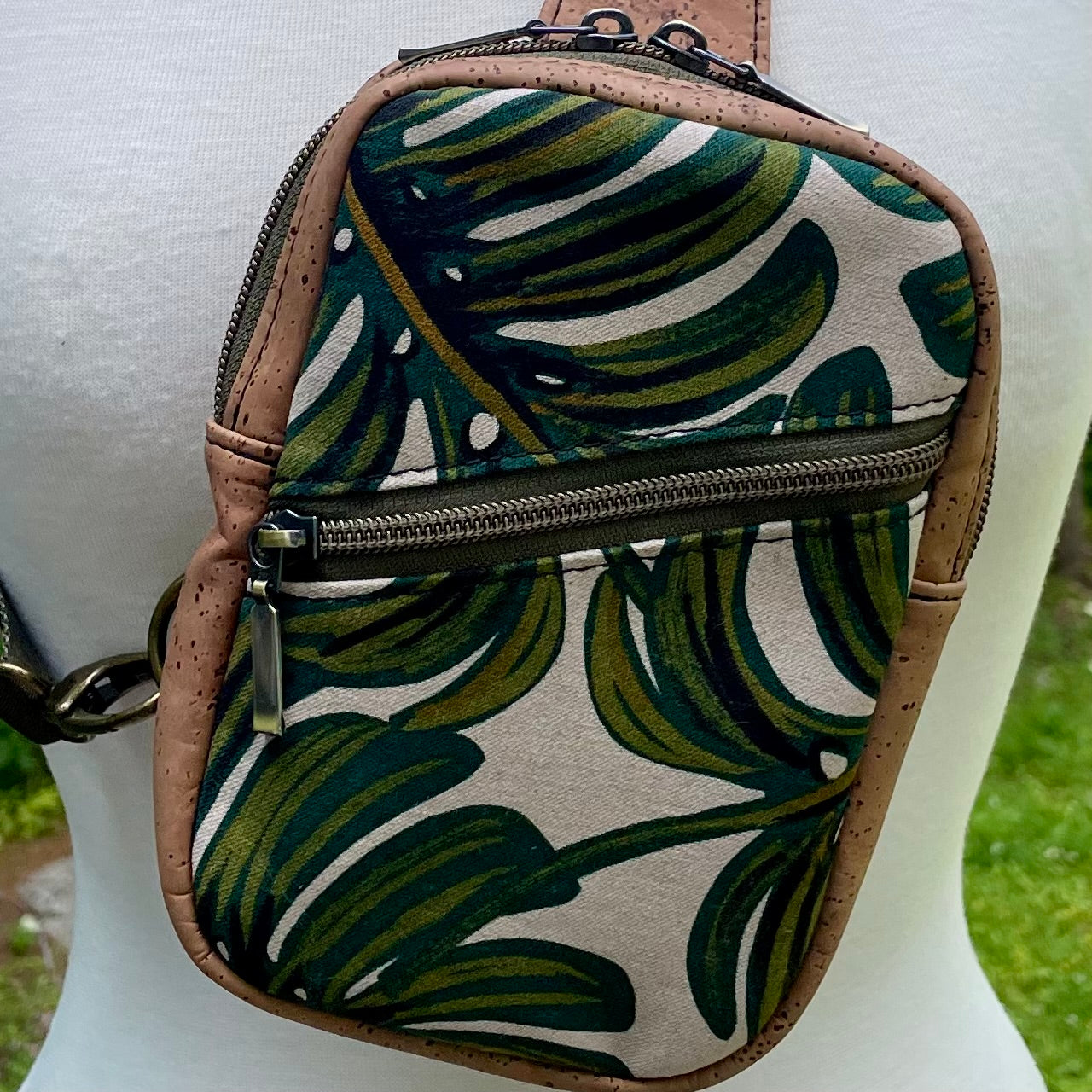 Sac de corps en liège brun pâle au devant en canevas à motifs de feuilles de monstera