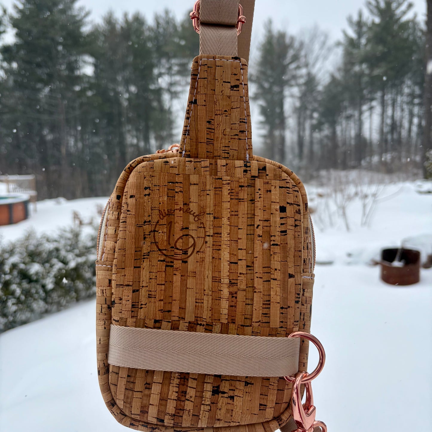 Sac de corps en liège naturel au devant en canevas à motif de fleurs.