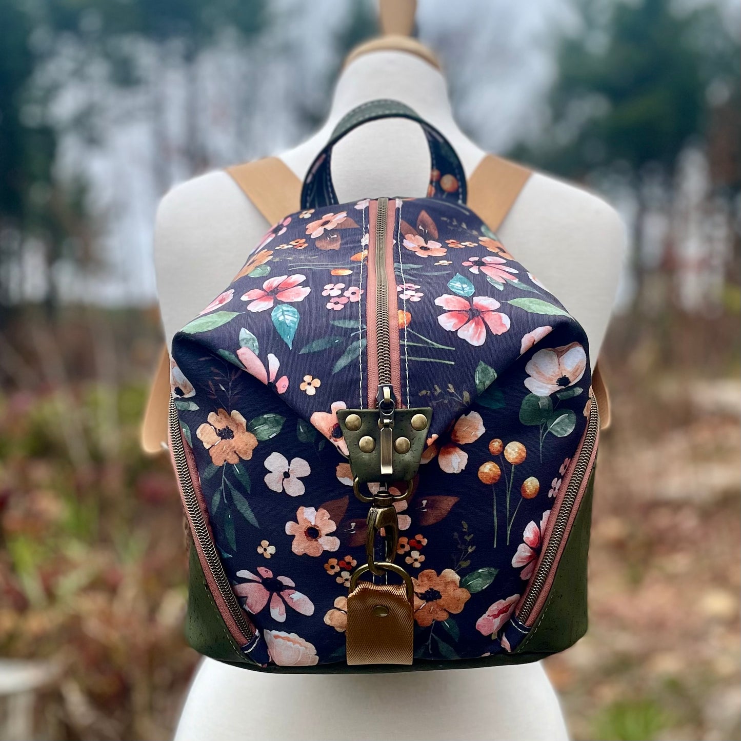 Sac à dos en canevas à motifs de fleurs et au liège vert.