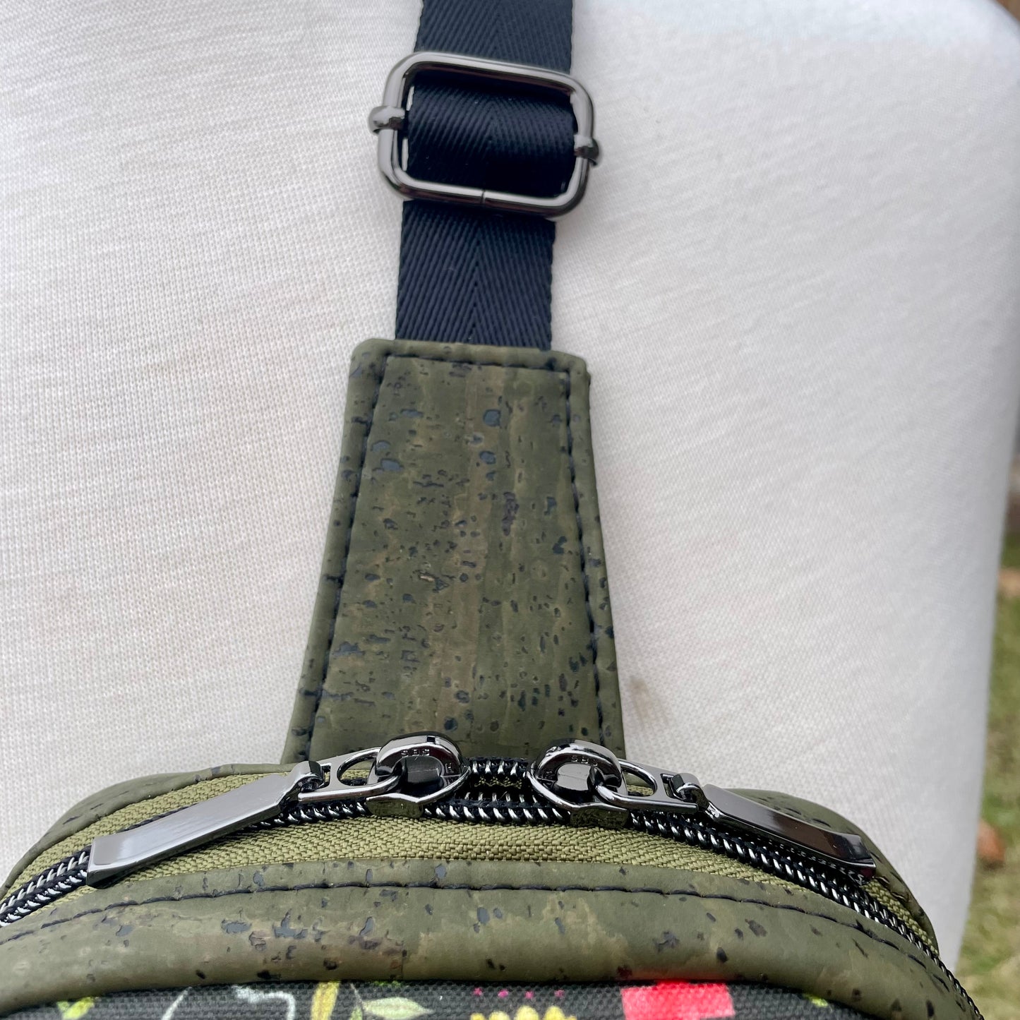 Sac de corps en liège vert au devant en canevas noir à motifs de fleurs et médical