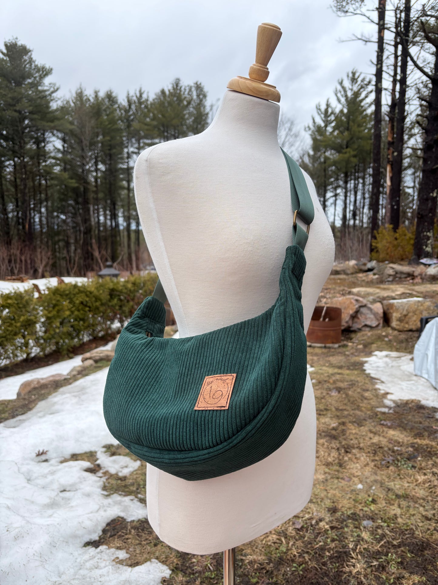 Le Charlevoix - Sac en demi-lune en corduroy vert foncé