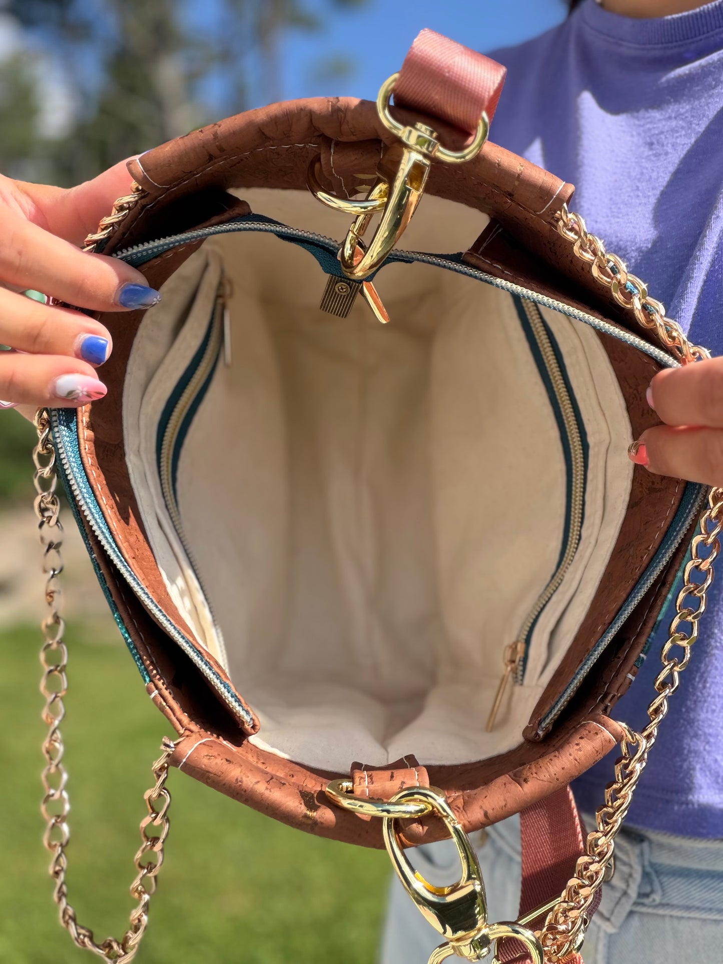 Sac bandoulière en canevas bleu vert à motif de lotus et nénuphar, liège brun