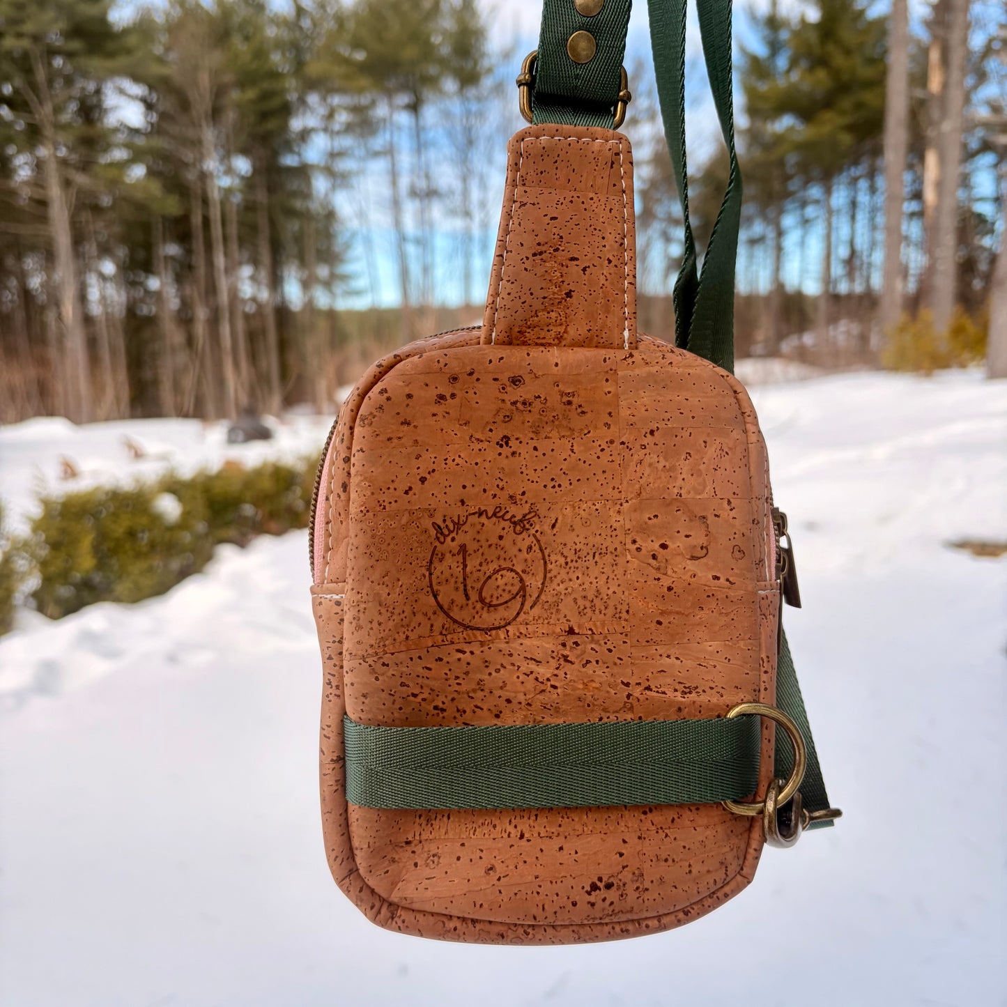Sac de corps en liège brun pâle au devant en canevas à motif de montagnes colorées.
