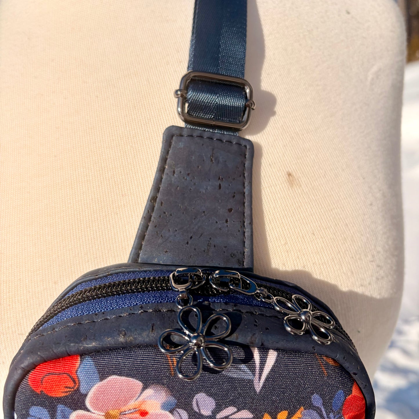 Sac de corps en liège bleu marine au devant en canevas à motifs de fleurs