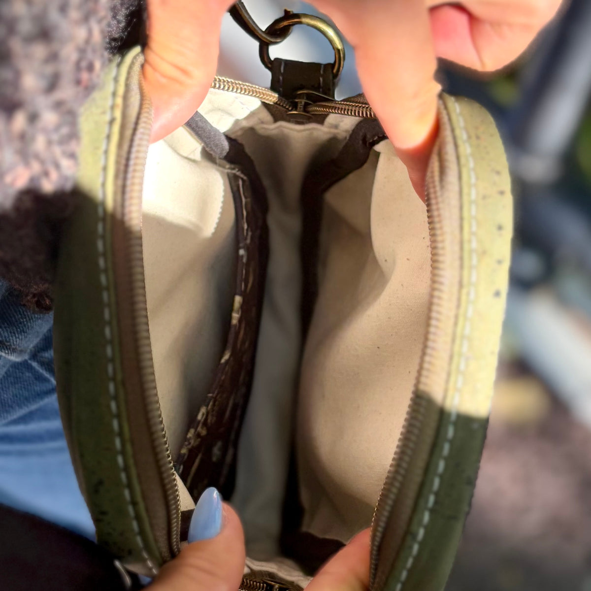 Sac bandoulière en liège vert et canevas noir à motif de feuillage