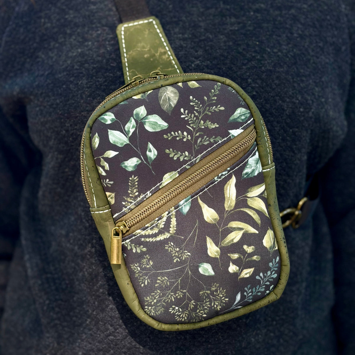 Sac de corps en liège vert et canevas noir à motif de feuillage