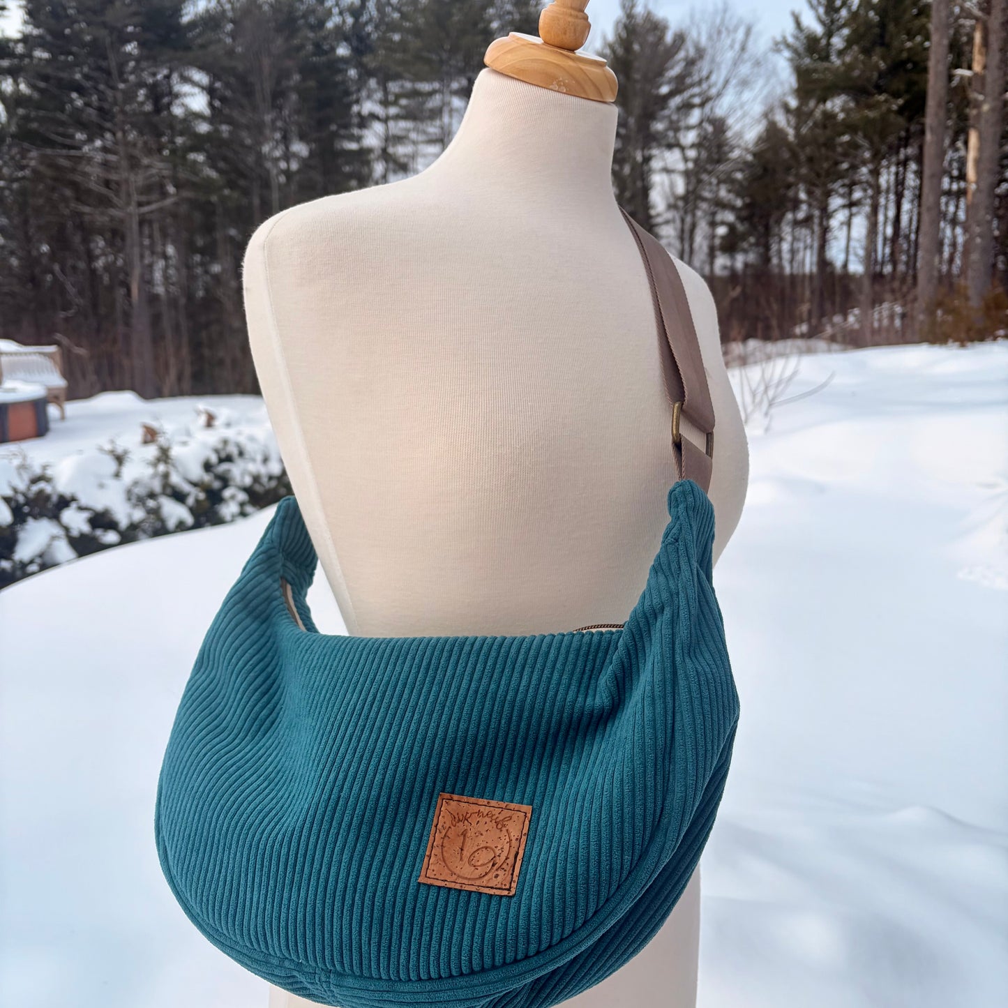 Le Charlevoix - Sac en demi-lune en corduroy uni bleu sarcelle