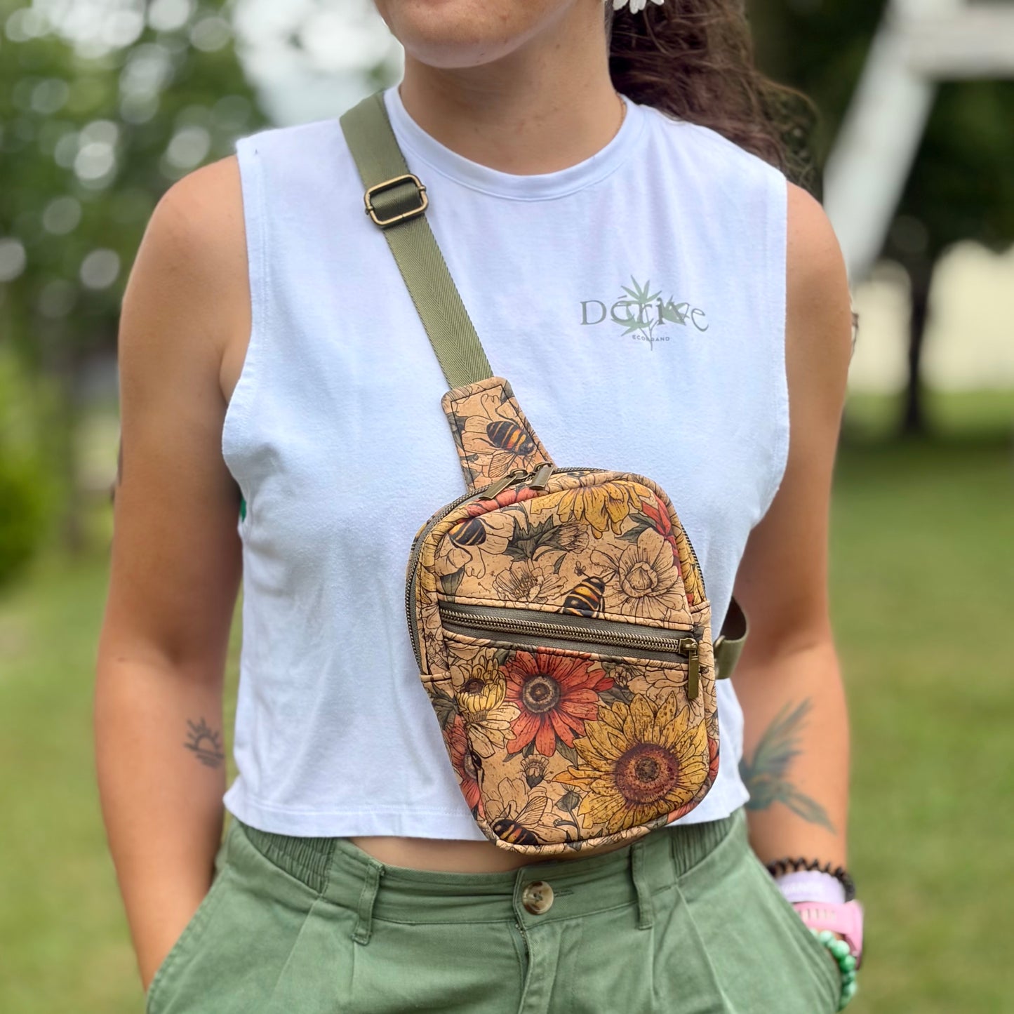 Sac de corps en liège naturel à motif de fleurs et d’abeilles
