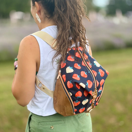 Sac à dos en canevas bleu marin à motifs de fraises et au liège brun pâle