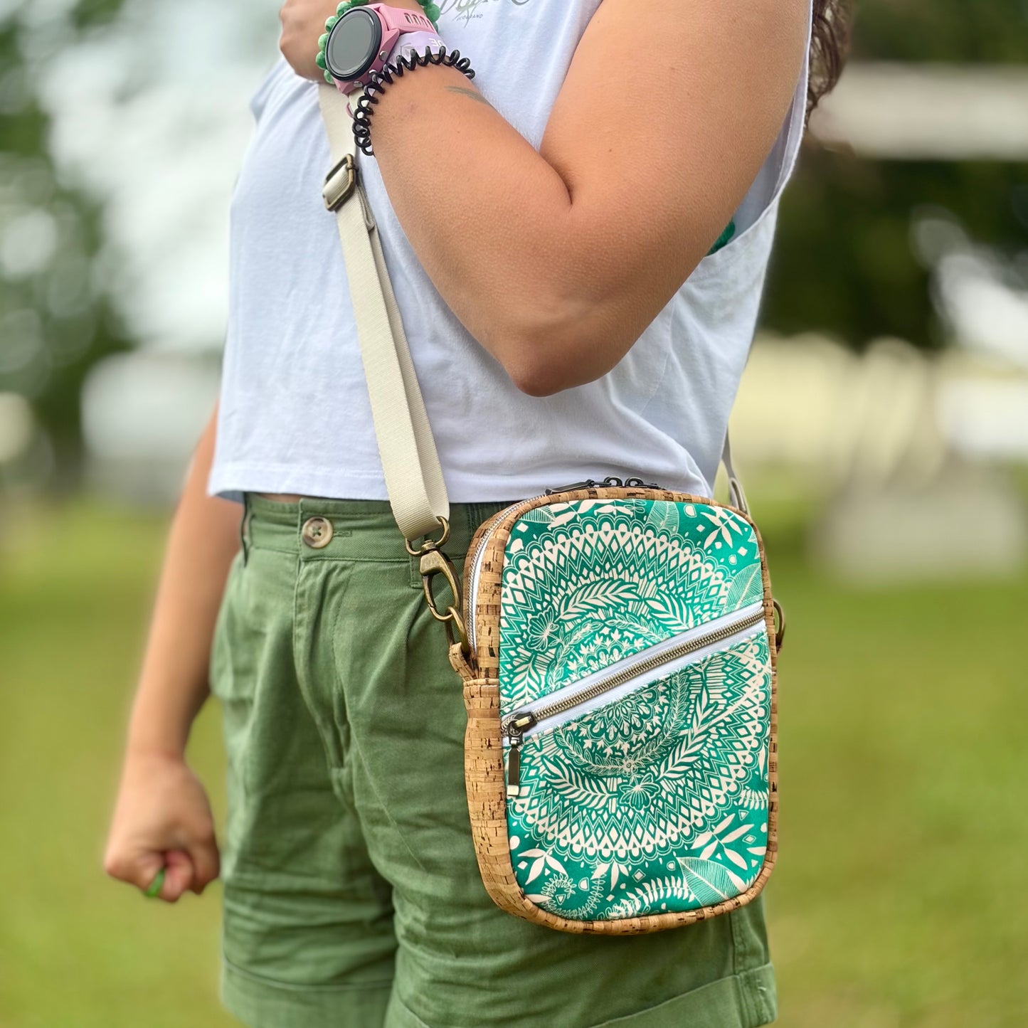 Sac bandoulière en liège naturel au devant en canevas turquoise à motifs de mandalas