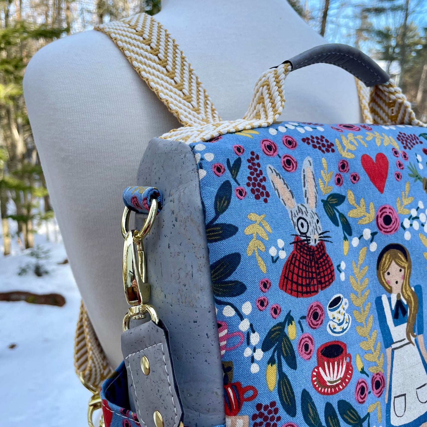 Le Gardien - Sac à dos bleu à motif inspiré d’Alice au pays des merveilles, liège gris pâle.