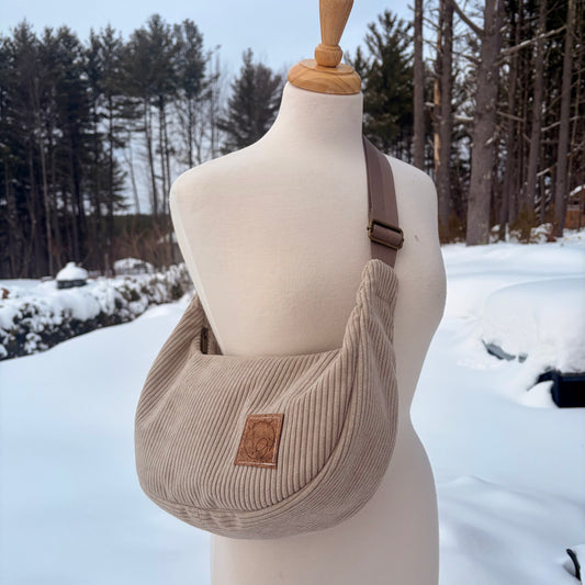 Le Charlevoix - Sac en demi-lune en corduroy uni beige