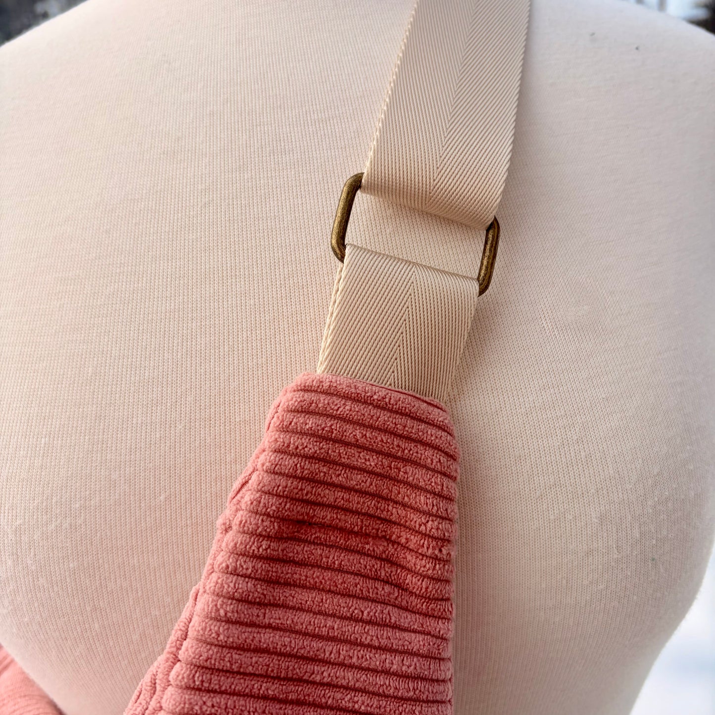 Le Charlevoix - Sac en demi-lune en corduroy uni rose