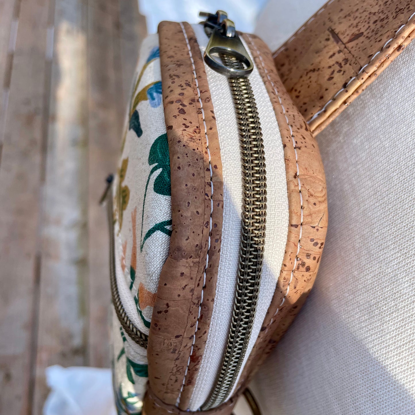 Sac de corps en liège brun pâle au devant en canevas à motif de fleurs colorées