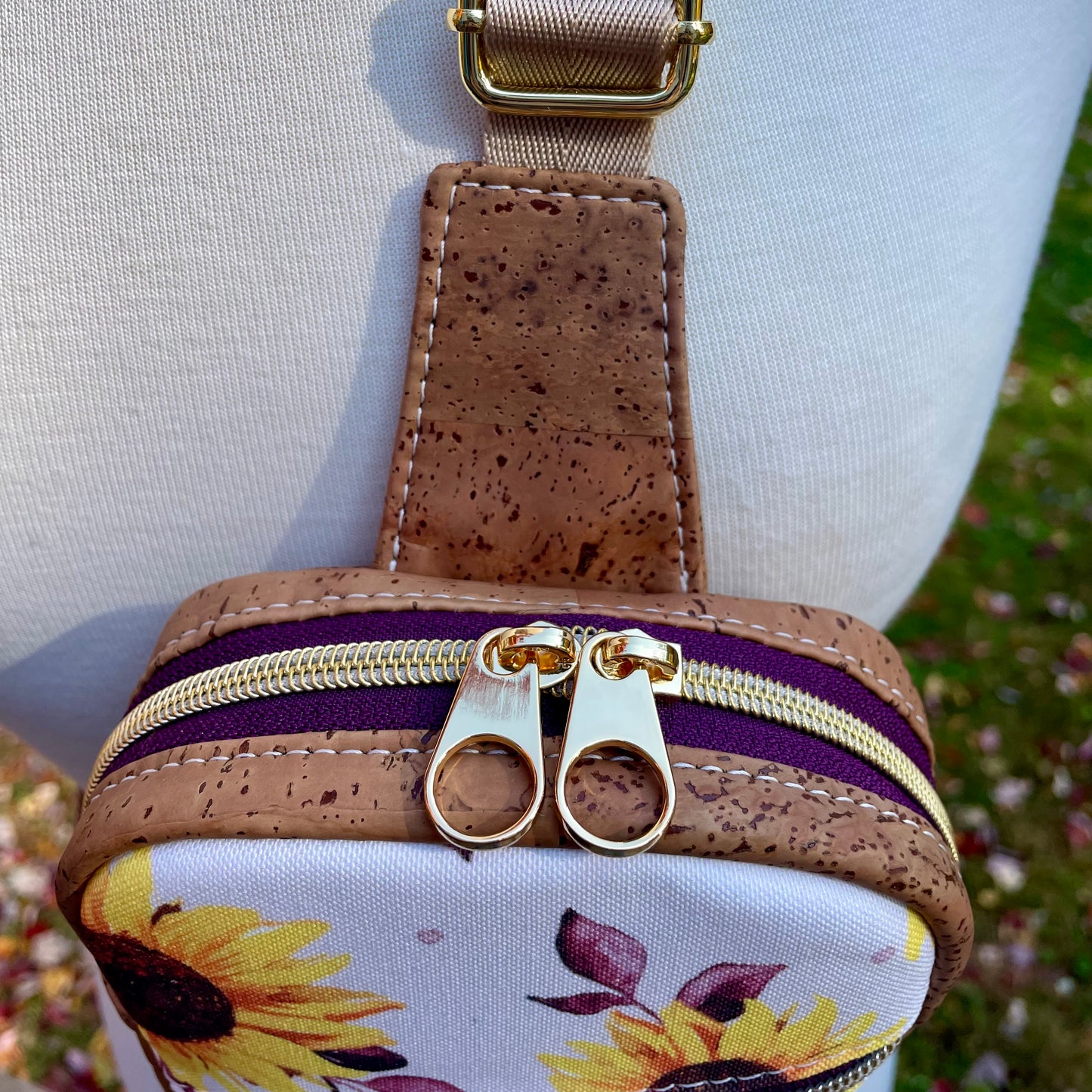 Sac de corps en liège brun pâle et en tissu à motif de tournesols, fermeture éclaire mauve et ganse beige