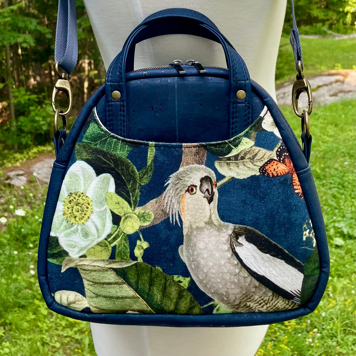 Montréal petit format - Sac à main à motif de singe et d'oiseau et en liège bleu marin