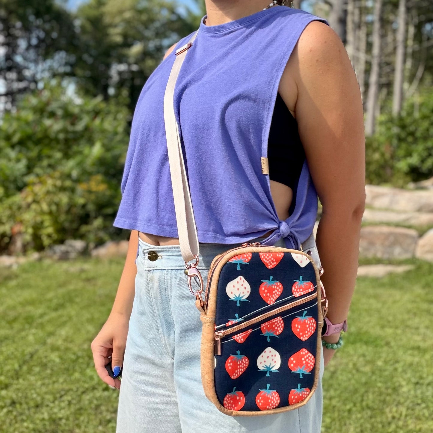 Sac bandoulière en canevas bleu marin à motif de fraises, liège naturel