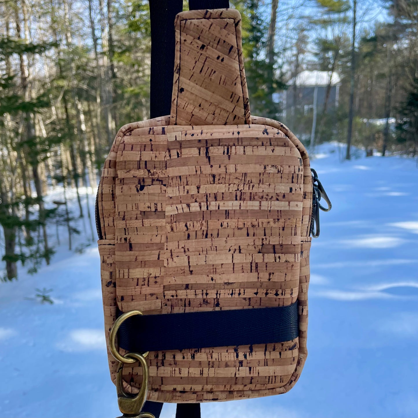 Sac de corps en liège naturel au devant en canevas à motif de voyage.