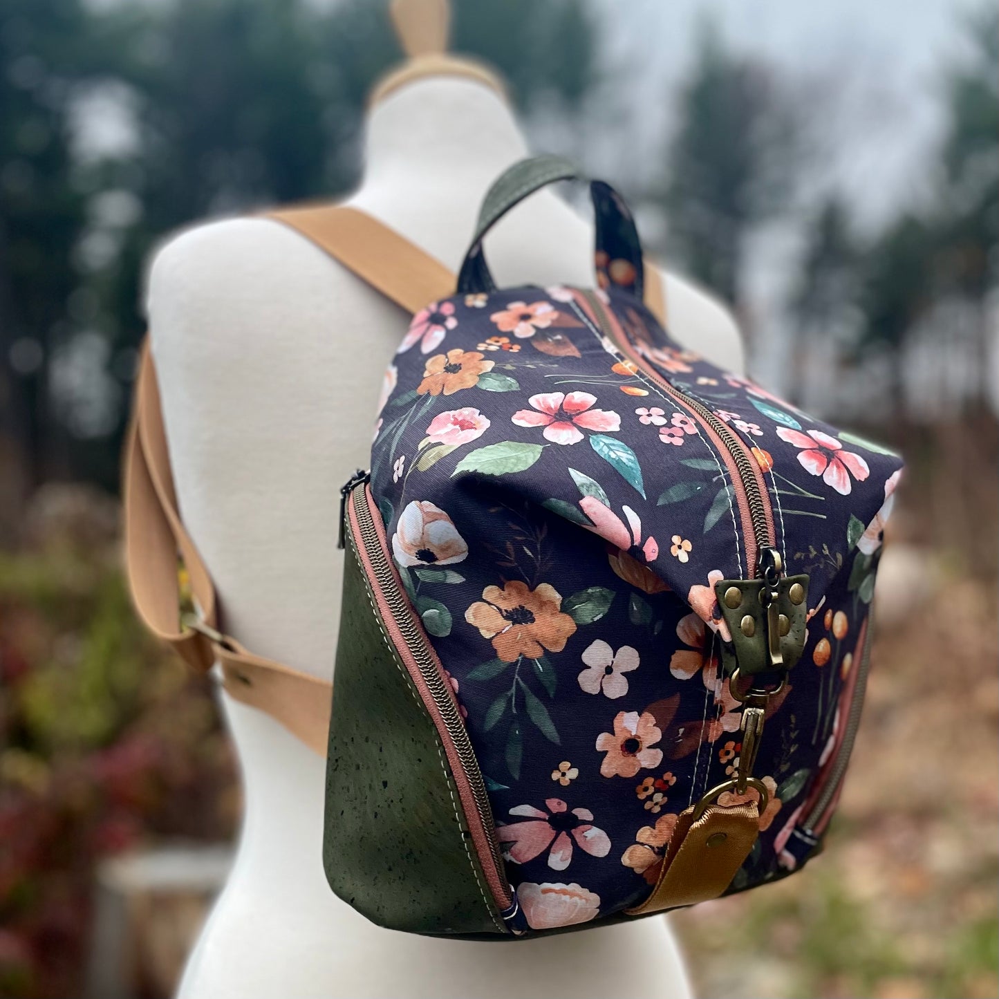 Sac à dos en canevas à motifs de fleurs et au liège vert.