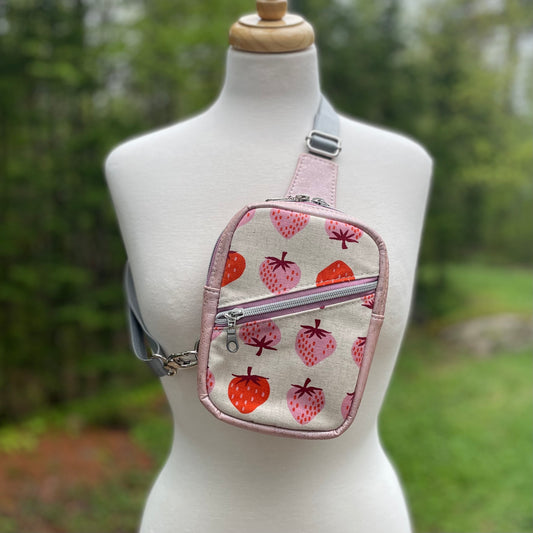 Sac de corps en liège rose au devant en canevas à motif de fraises.