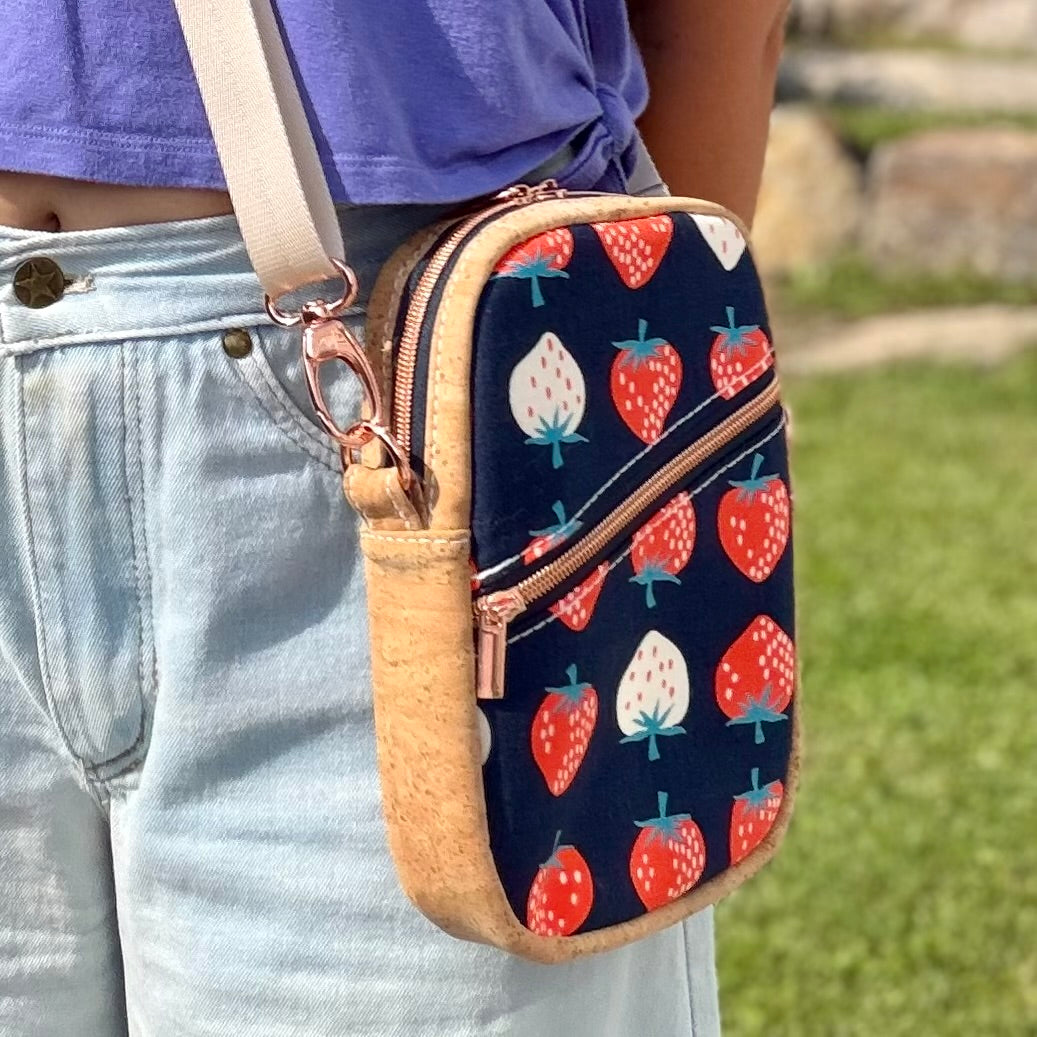 Sac bandoulière en canevas bleu marin à motif de fraises, liège naturel