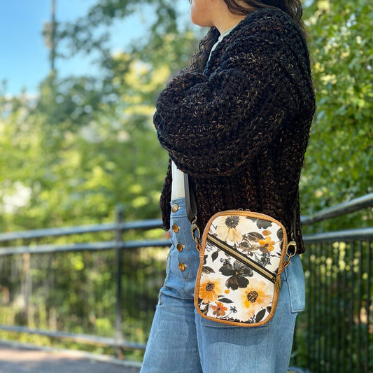 Sac bandoulière en canevas blanc à fleurs, liège brun pâle