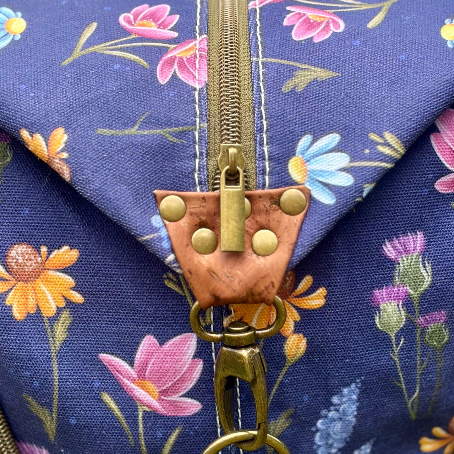 Sac à dos en canevas foncé à motifs de fleurs, liège brun pâle