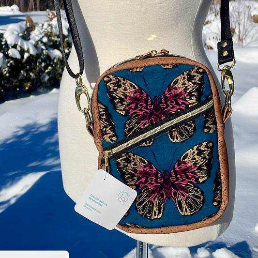 Sac bandoulière en liège brun pâle au devant en canevas à motif de papillons