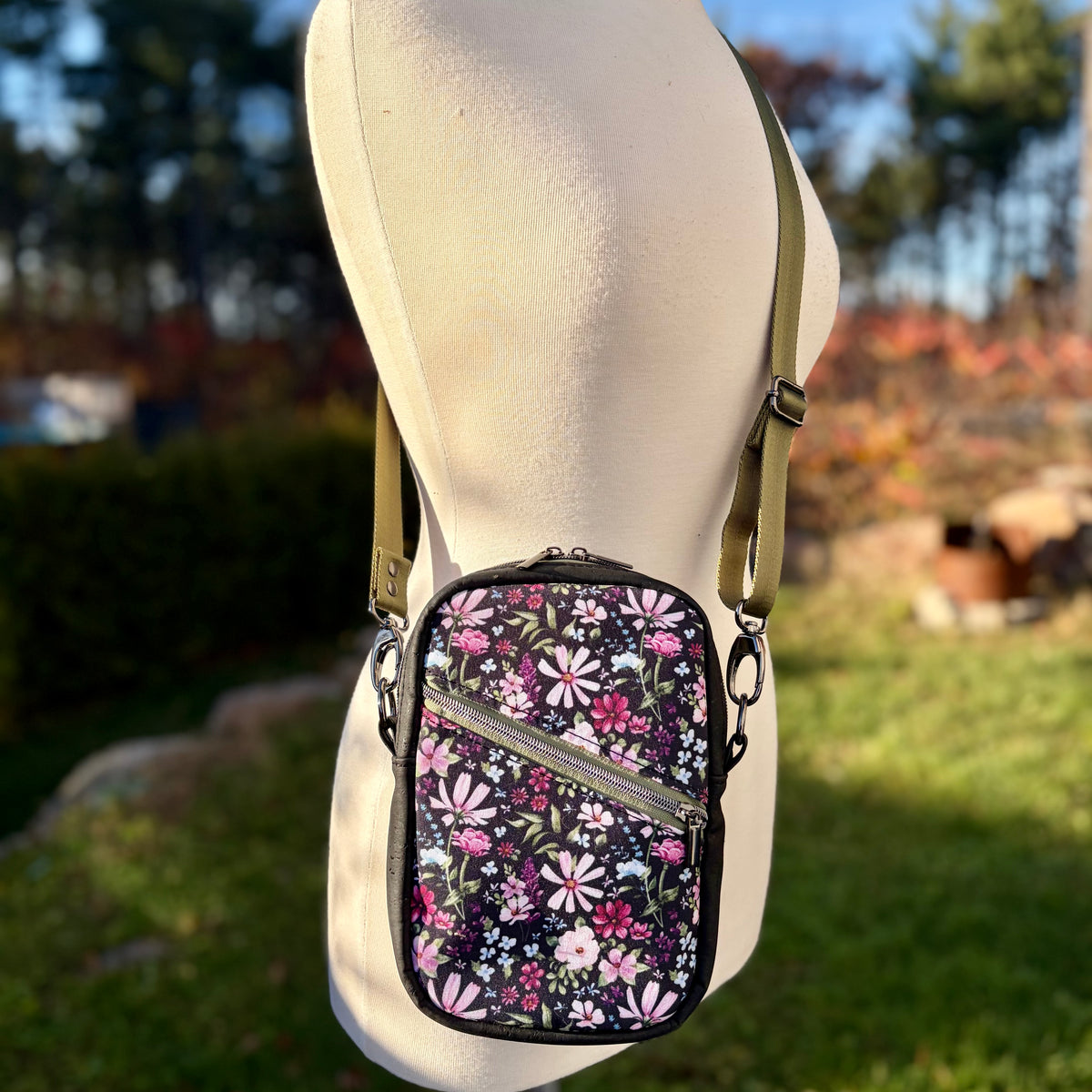 Sac bandoulière en canevas foncé à fleurs, liège noir