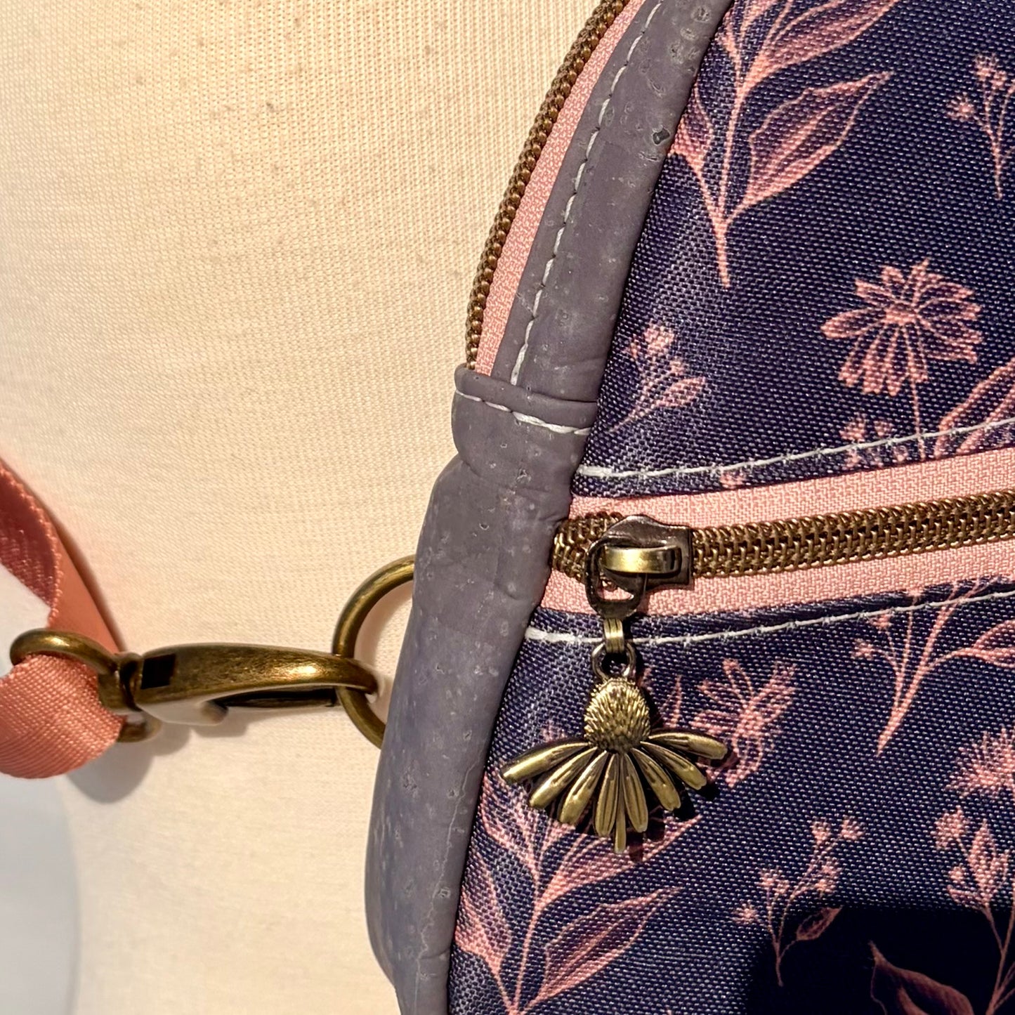 Sac de corps en liège gris charcoal au devant en canevas à motifs de fleurs