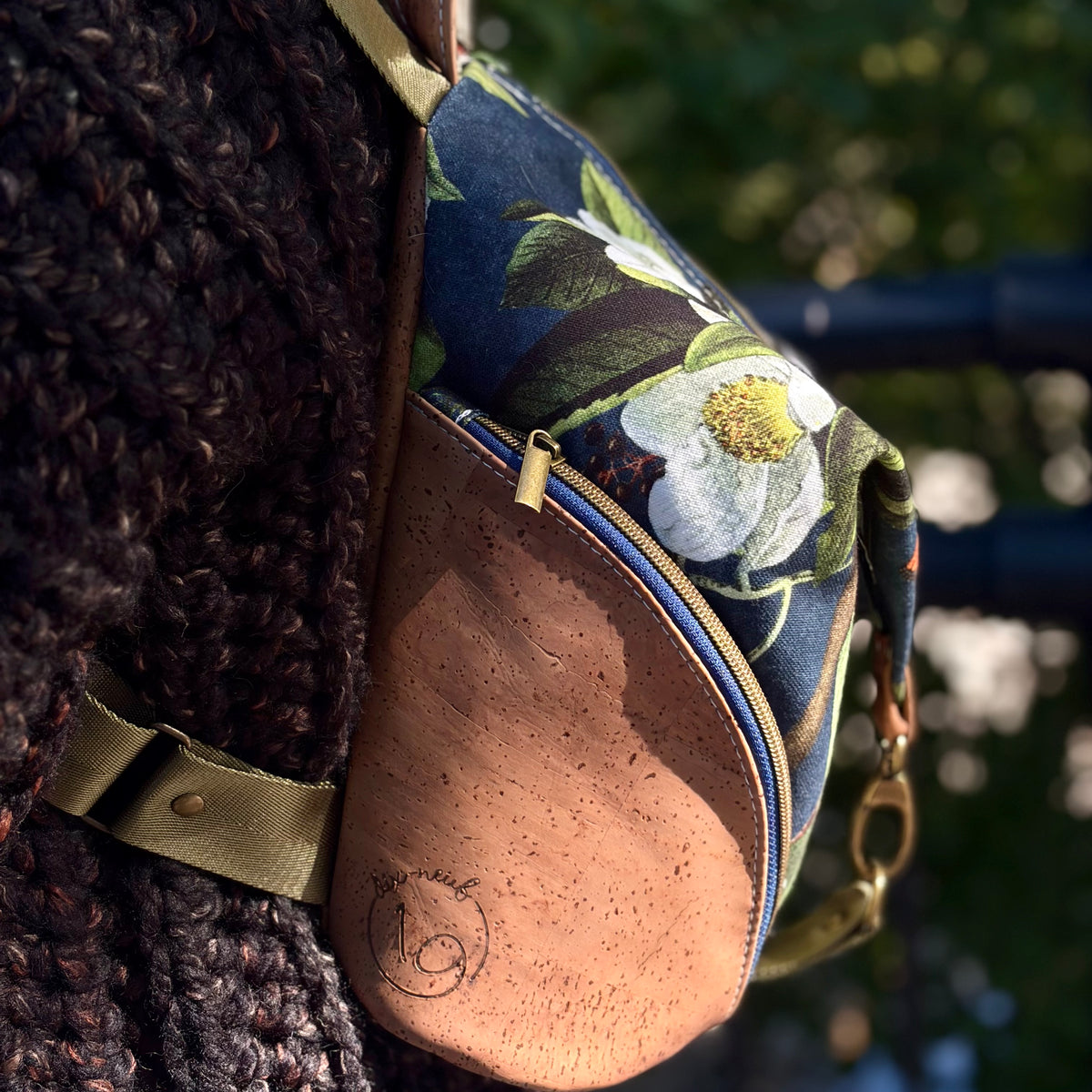Sac à dos en canevas bleu marine à fleurs et oiseaux, liège brun pâle