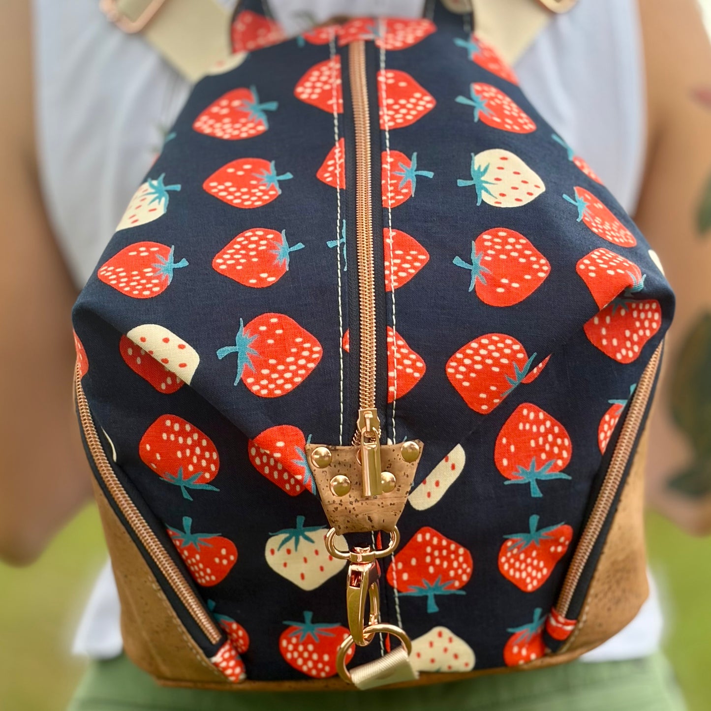 Sac à dos en canevas bleu marin à motifs de fraises et au liège brun pâle