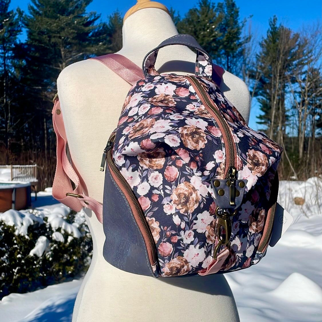 Sac à dos en canevas à motifs de fleurs et au liège charcoal.