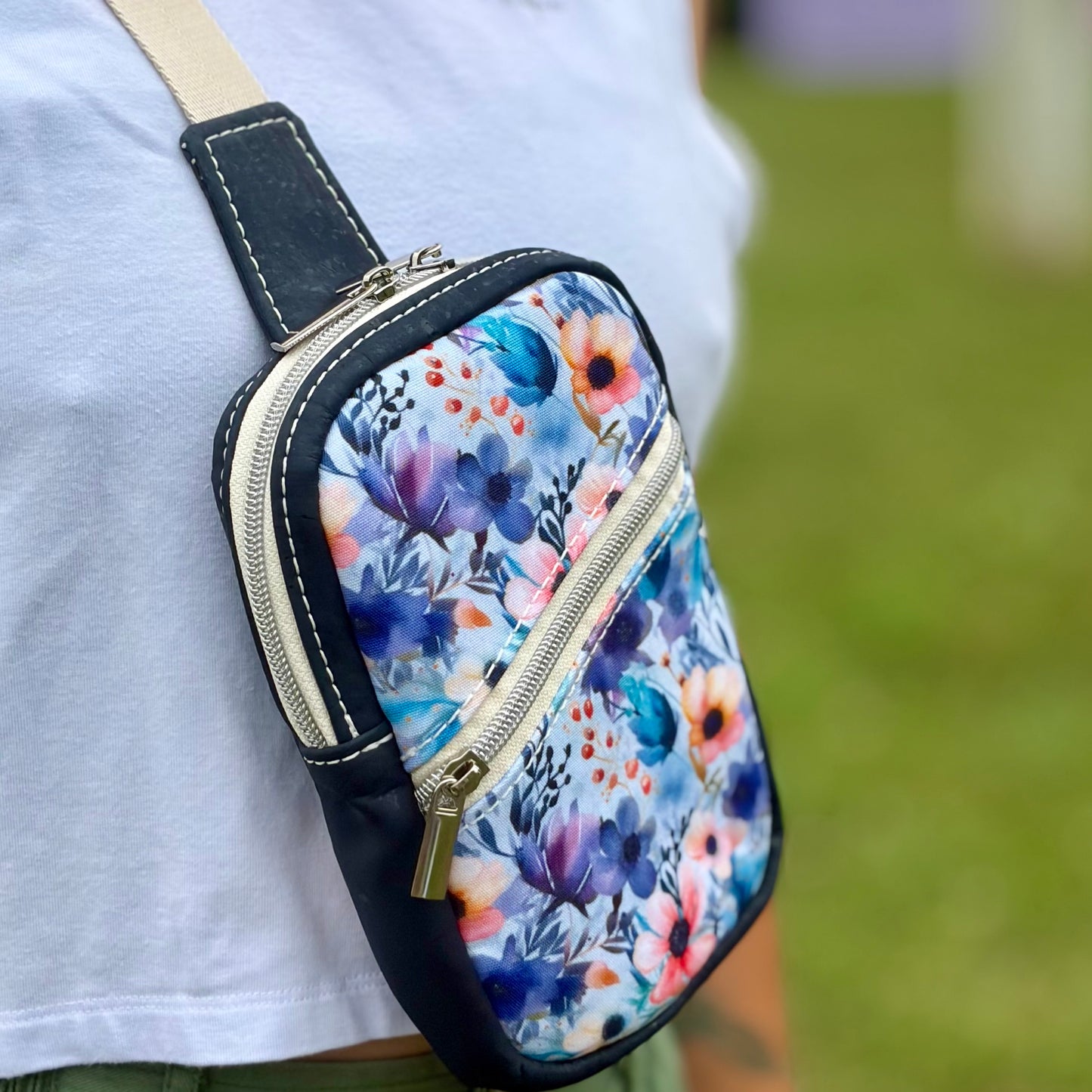 Sac de corps en canevas à motifs de fleurs bleues et roses, liège bleu marin