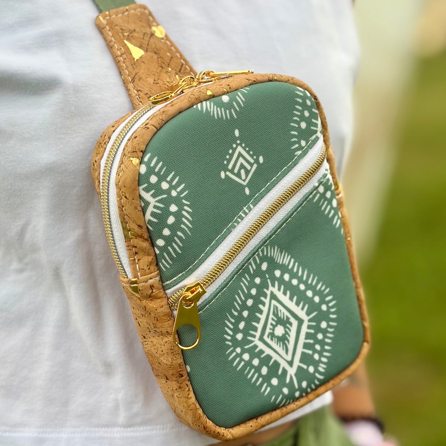 Sac de corps en canevas vert à motif bohème blanc, liège naturel aux éclats dorés