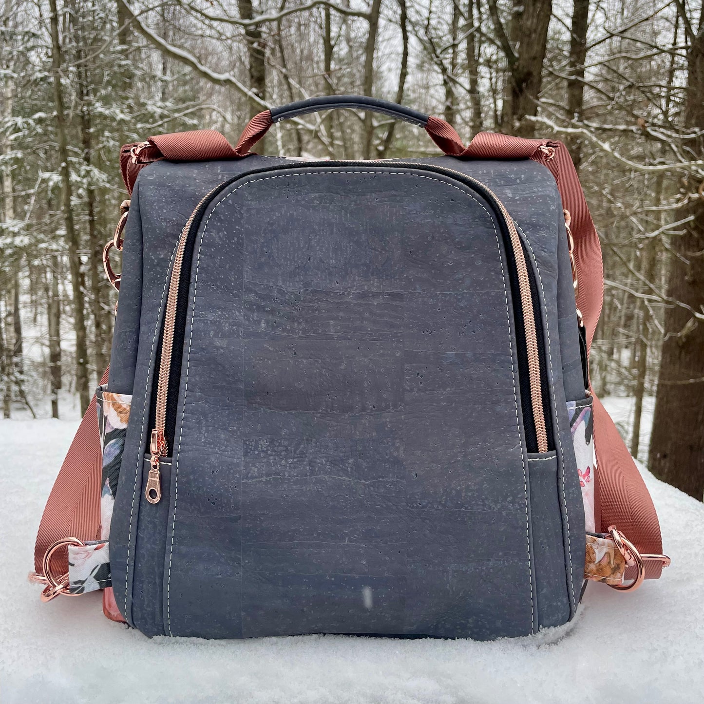 Le Gardien - Sac à dos à motif de fleurs, liège gris foncé.