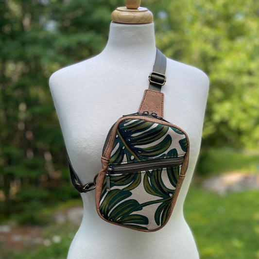 Sac de corps en liège brun pâle au devant en canevas à motifs de feuilles de monstera