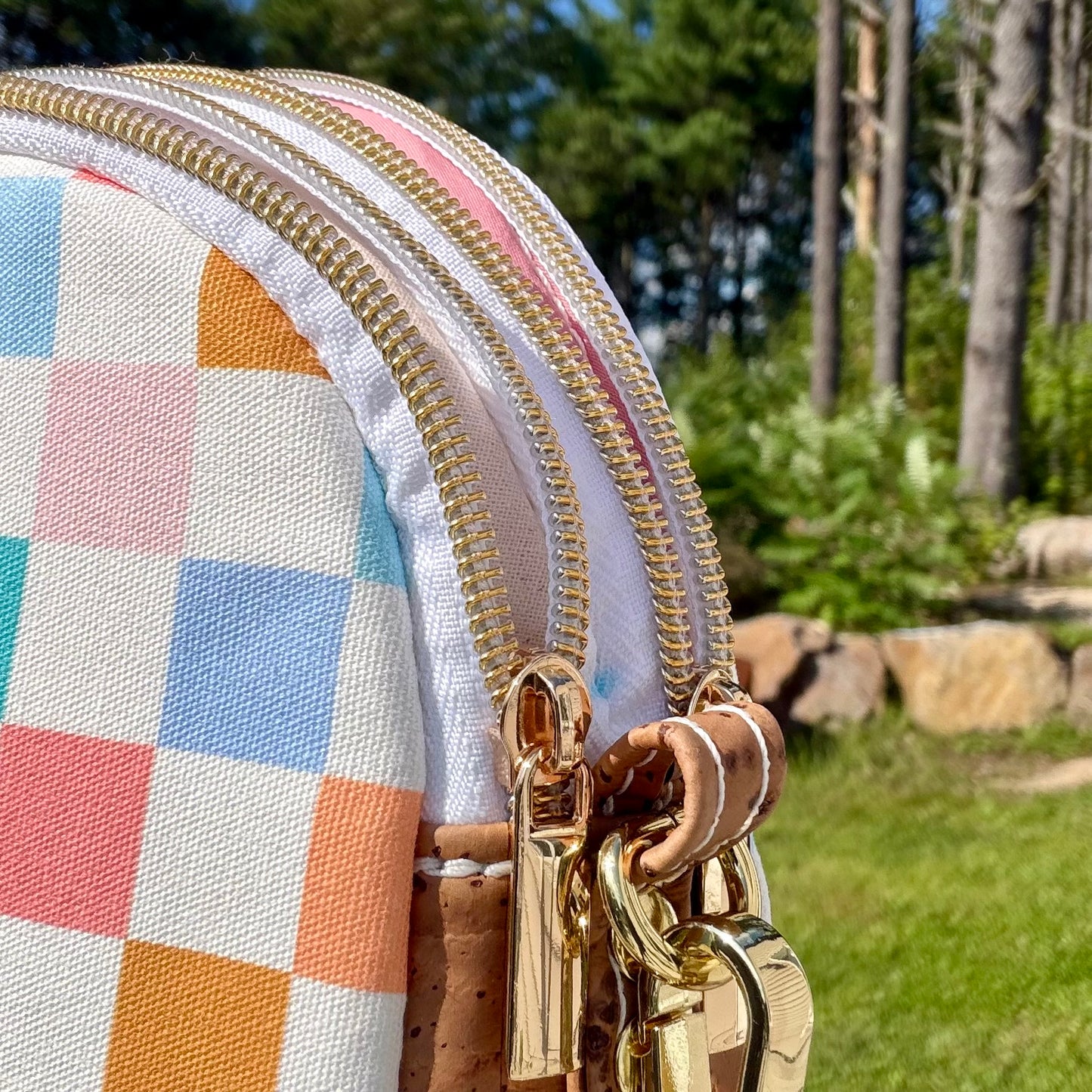Sac bandoulière en canevas à motif de carreaux colorés, liège brun pâle