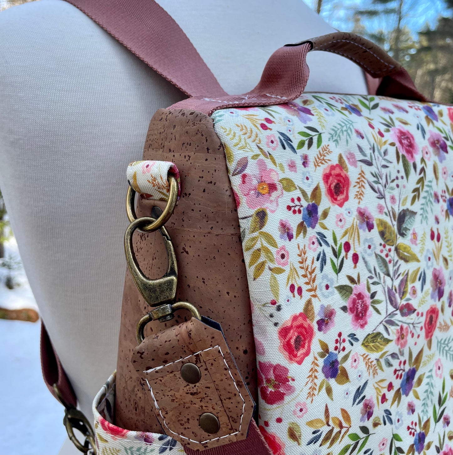 Le Gardien - Sac à dos crème à motif de fleurs de couleurs chaudes, liège brun pâle.