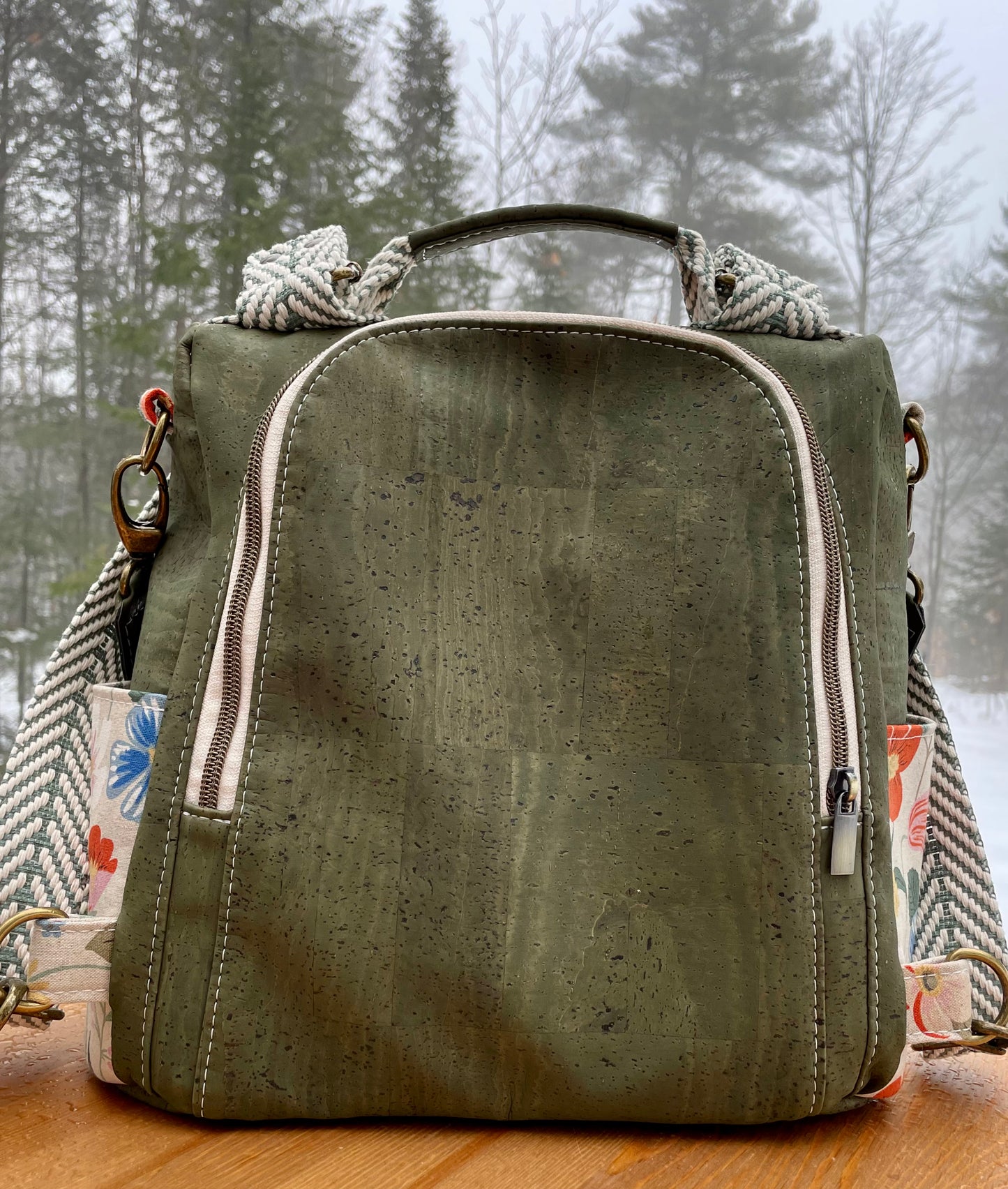 Le Gardien - Sac à dos noir à motif de fleurs colorées, liège vert armé.