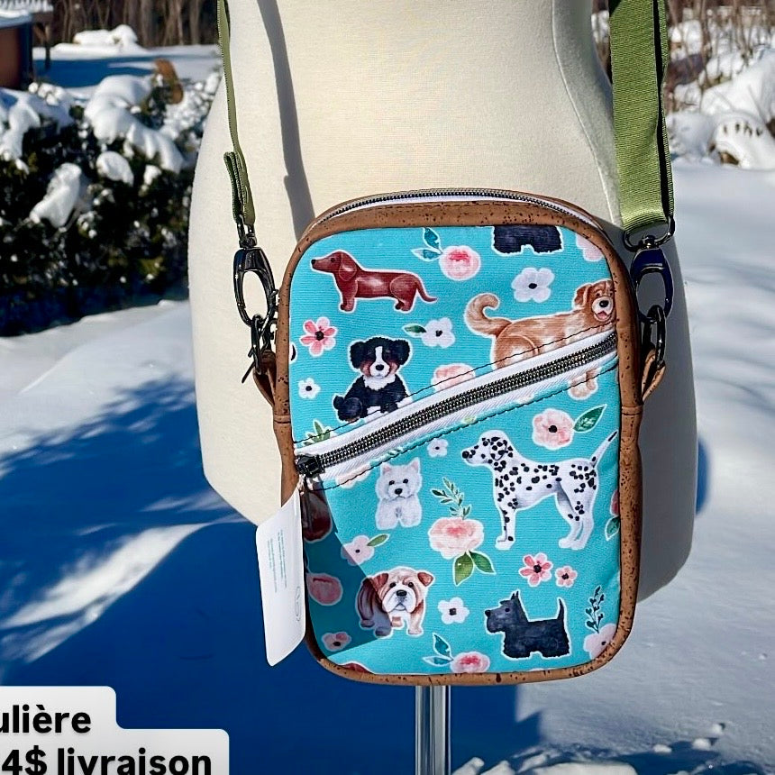 Sac bandoulière en liège naturel au devant en canevas à motif de fleurs et de chiens.