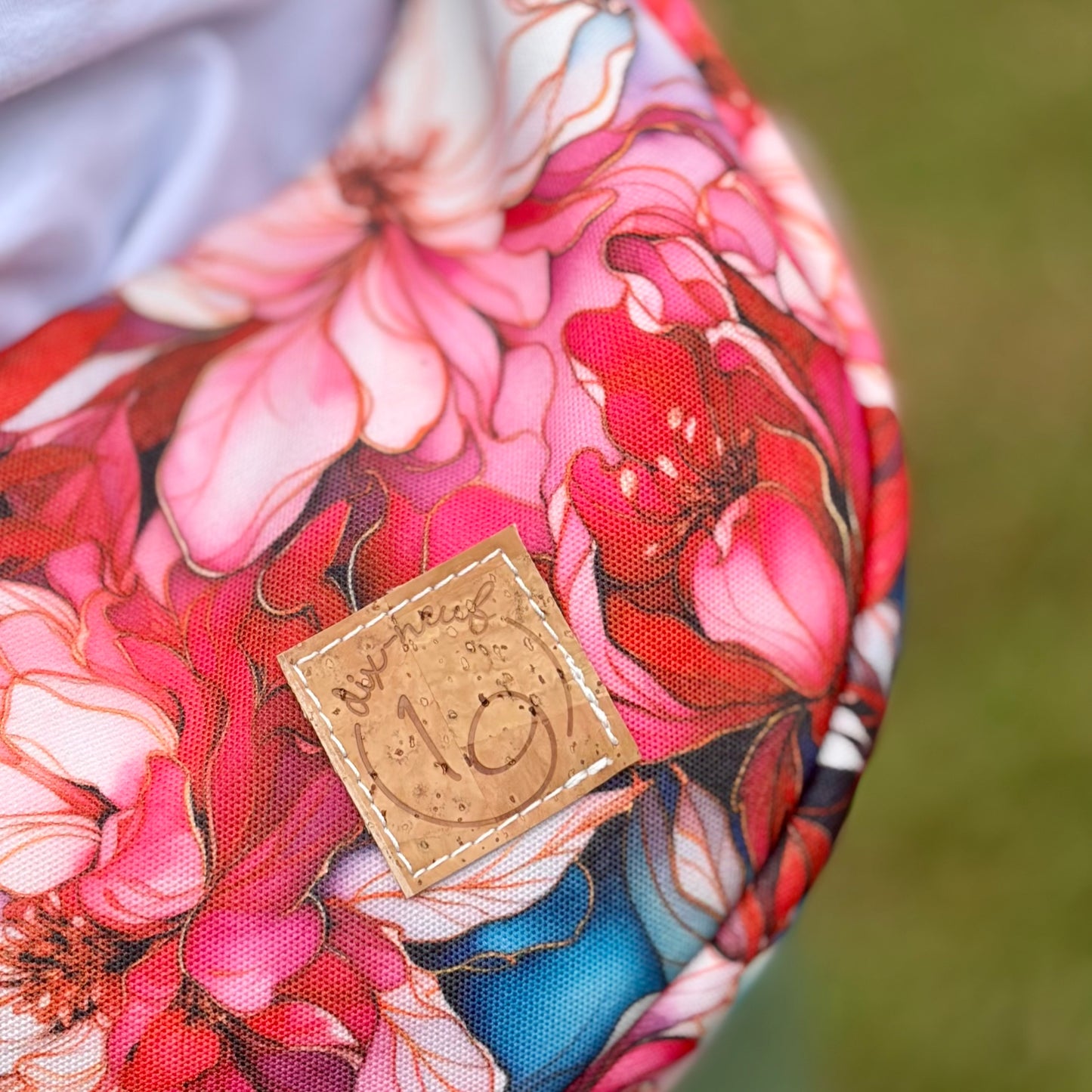 Le Charlevoix - Sac en demi-lune en canevas à motif de fleurs roses et bleues