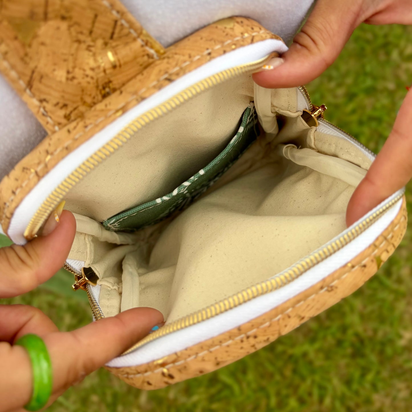 Sac de corps en canevas vert à motif bohème blanc, liège naturel aux éclats dorés