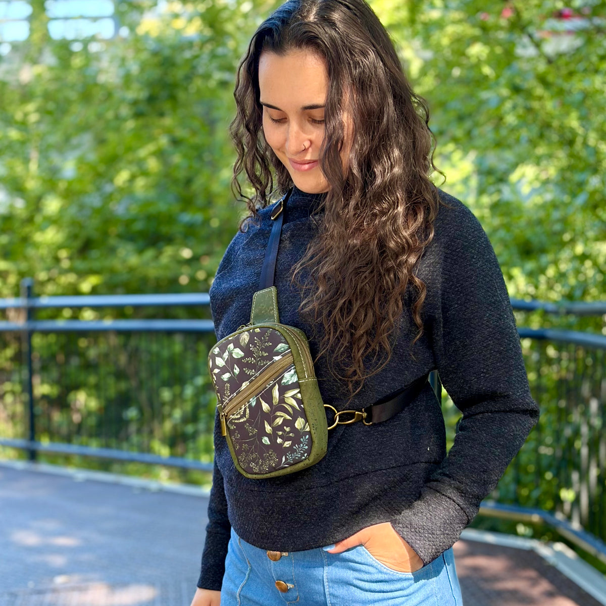 Sac de corps en liège vert et canevas noir à motif de feuillage
