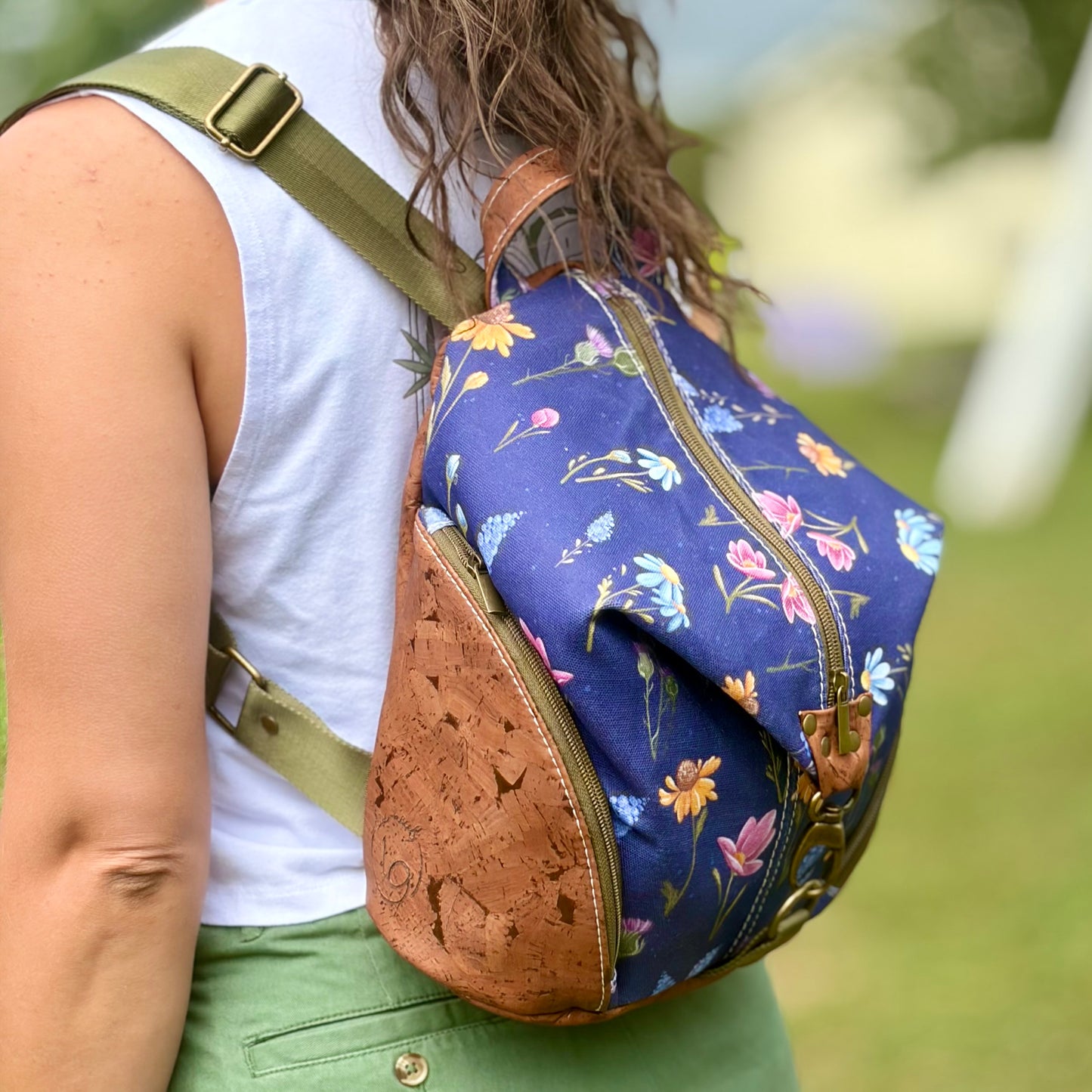 Sac à dos en canevas foncé à motifs de fleurs, liège brun pâle