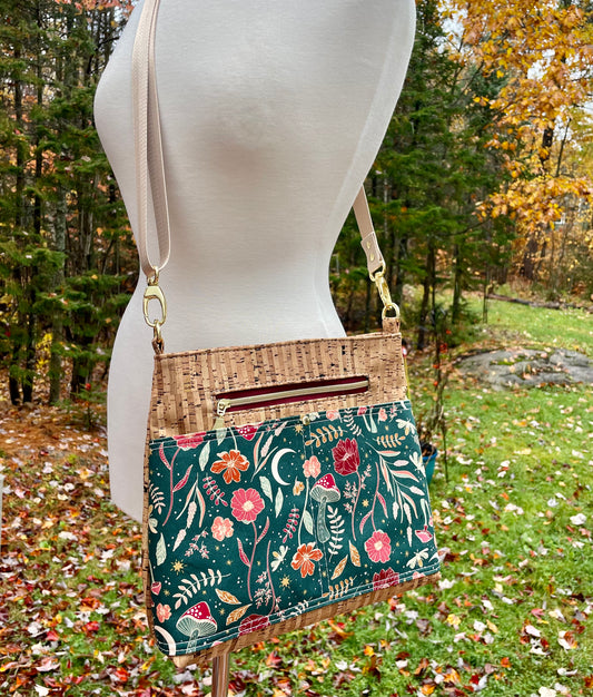 Petit sac en bandoulière à motif de fleurs et de champignons, liège naturel ligné.