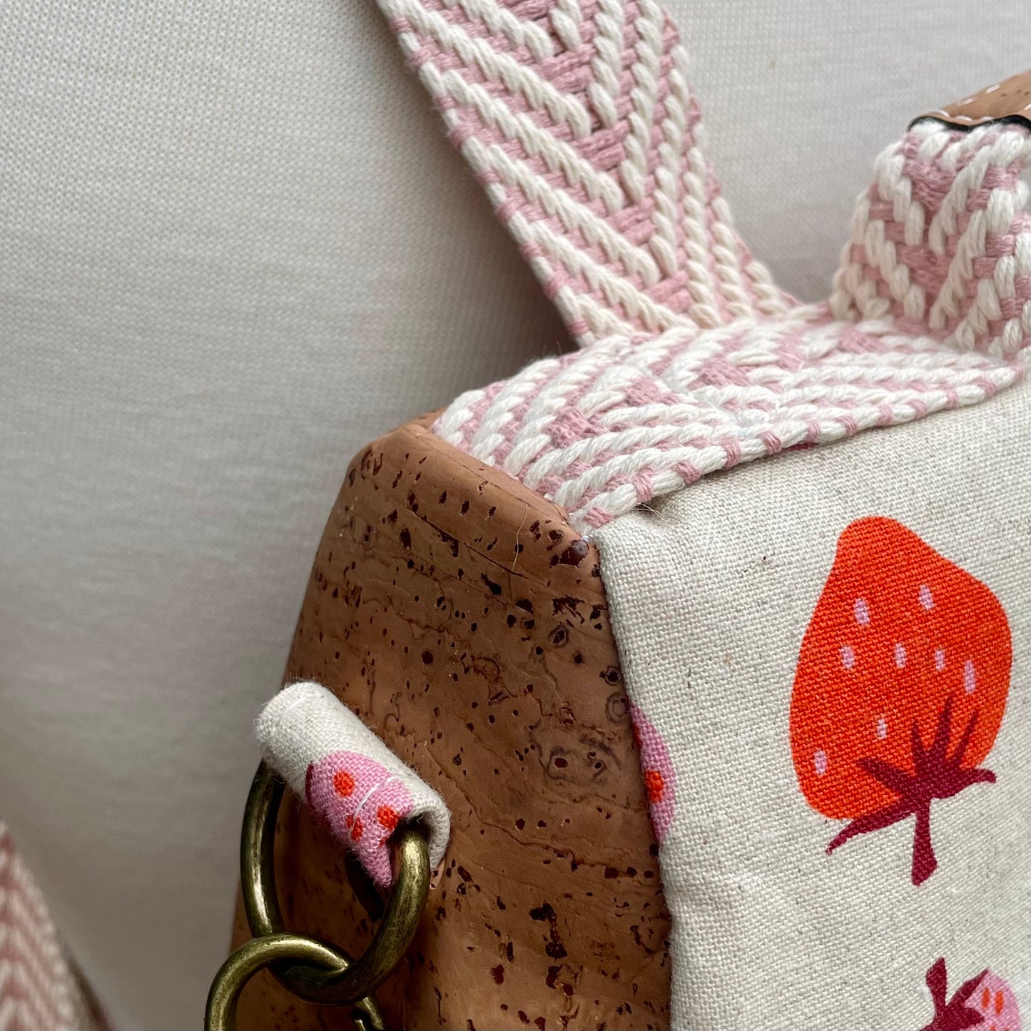 Le Gardien - Sac à dos à motif à motif de fraises, liège brun pâle