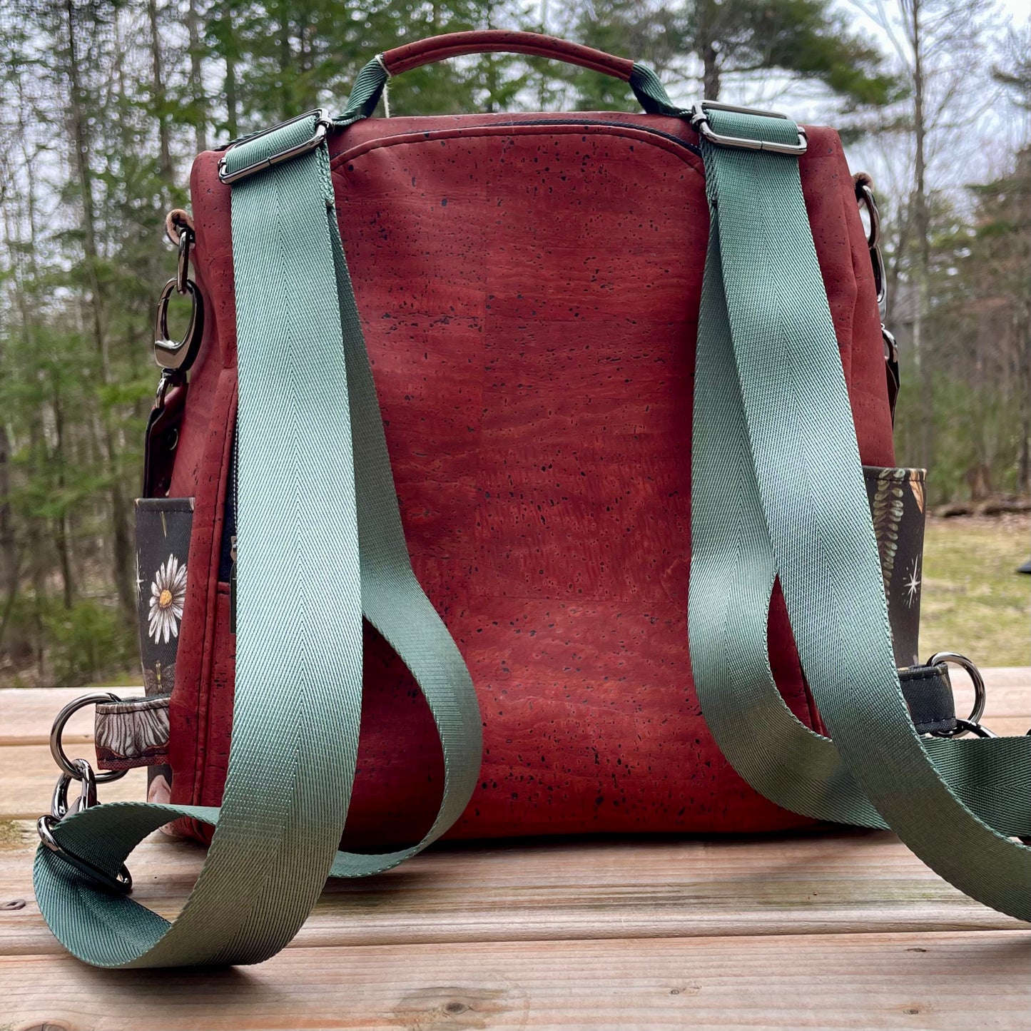 Le Gardien - Sac à dos noir à motif inspirés de la forêt, liège rouge vin.